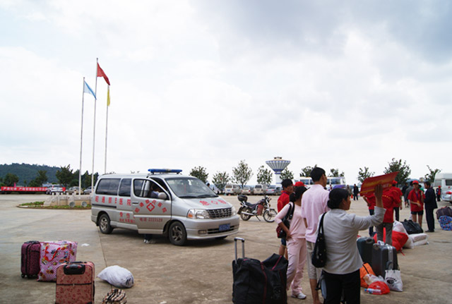 带着亲人朋友的重托与希冀来新兴报到的学子